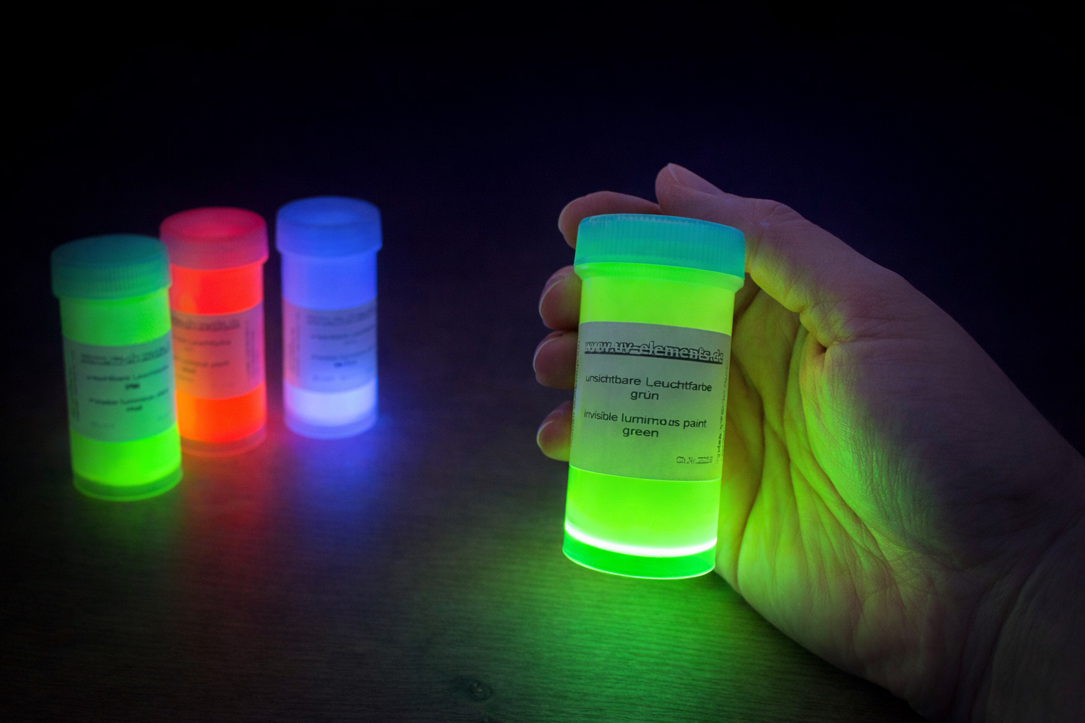 UV svítící barvy ve tmě invisible neviditelné přes den