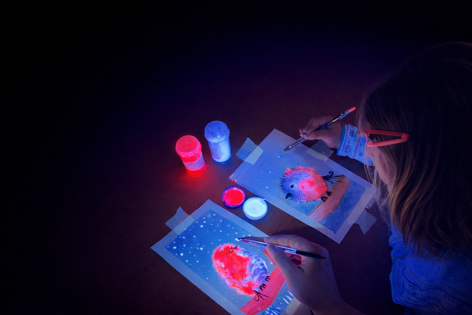 malování svítícími barvami ve tmě